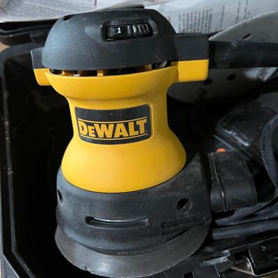 Dewalt Corded Sander Tool w Case and Discs
