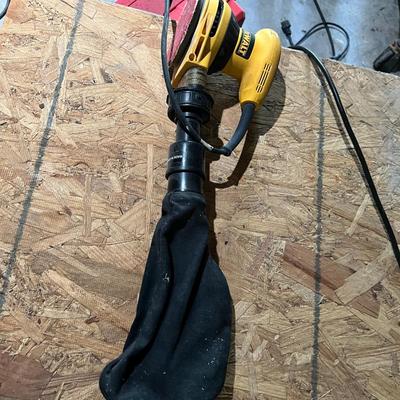 Dewalt Random Orbit Palm Sander D26451 w Saw Dust Bag