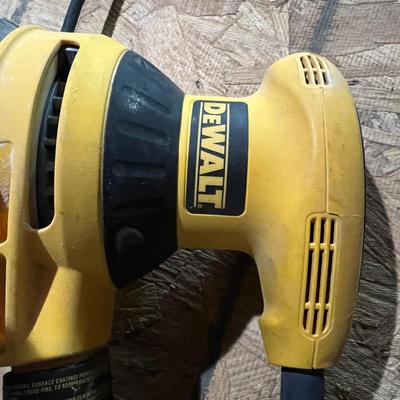 Dewalt Random Orbit Palm Sander D26451 w Saw Dust Bag