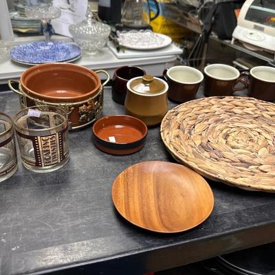 Brown houseware lot