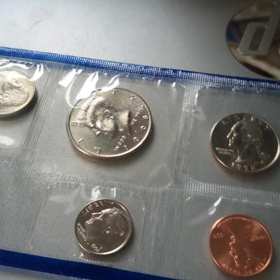 LOT 115 TWO SETS OF 1998 MINTED COINS