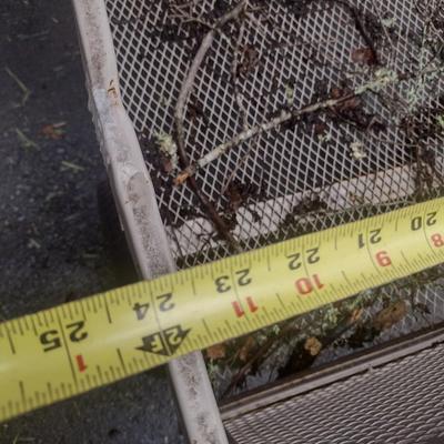 Metal Mesh Garden Pull Cart with Pnuematic Tires