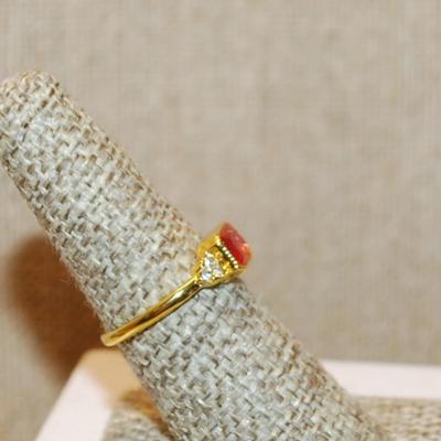 Size 6¾ Orange Horizontal Rectangle Ring with Triple Clear Stone Sides on a Gold Tone Band (2.1g)