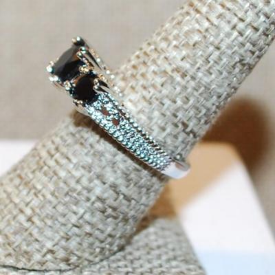 Size 7¼ Row of Triple Black Stones Ring on a Heavy Silver Tone Band (6.2g)