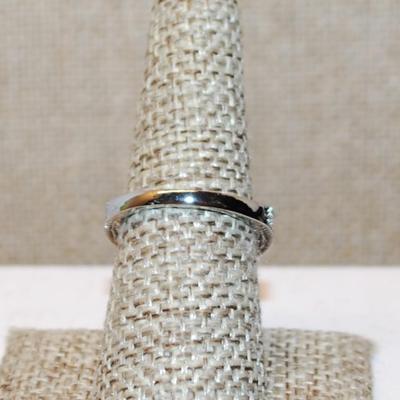 Size 7¼ Row of Triple Black Stones Ring on a Heavy Silver Tone Band (6.2g)