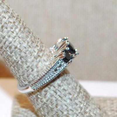 Size 7¼ Row of Triple Black Stones Ring on a Heavy Silver Tone Band (6.2g)