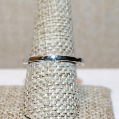 Size 9½ Long Green Rectangle Stone Cocktail Style Ring with Fancy Setting on a Silver Tone Band (4.7g)