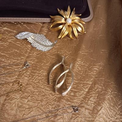 JEWELRY TRAVEL BAG AND SOME COSTUME JEWELRY