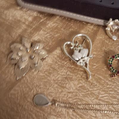 JEWELRY TRAVEL BAG AND SOME COSTUME JEWELRY
