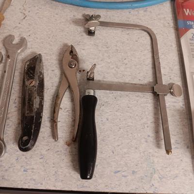 2 HEAVY DUTY EXTENSION CORDS, HAND TOOLS AND A SOLDERING IRON
