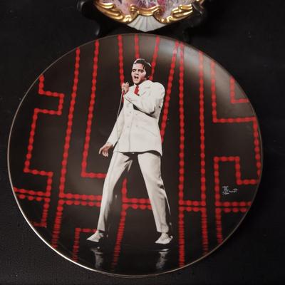 ELVIS GUITAR AND OTHER COLLECTOR'S PLATE