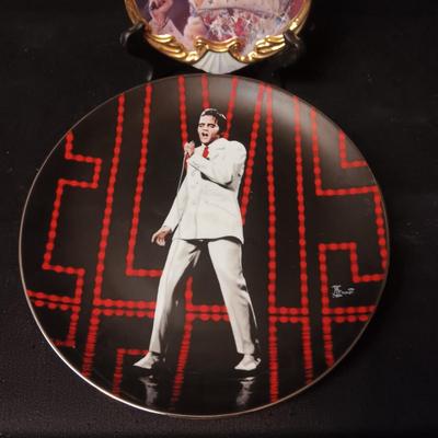 ELVIS GUITAR AND OTHER COLLECTOR'S PLATE
