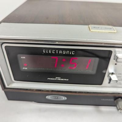 Vintage Zenith Solid State Alarm Clock Radio R472 1970's Retro AM/FM MCM