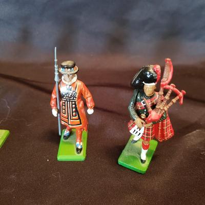 Skating The Serpentine Print and Metal Britain LTD Figurines (PB-KD)