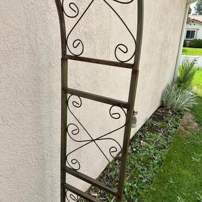 METAL ARCHED ARBOR