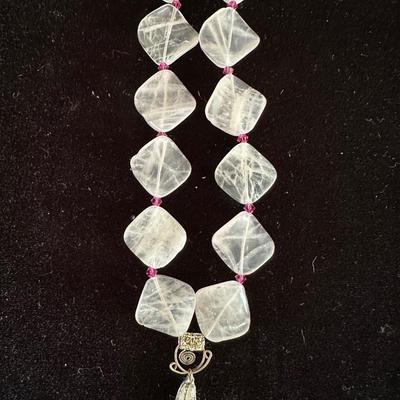 BEADED NECKLACE W/STONE PENDANT