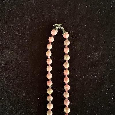 BEADED NECKLACE W/HEART SHAPED STONE