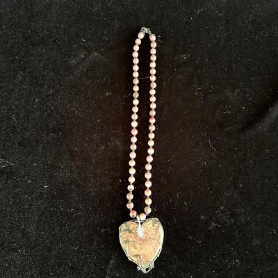 BEADED NECKLACE W/HEART SHAPED STONE