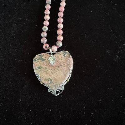 BEADED NECKLACE W/HEART SHAPED STONE
