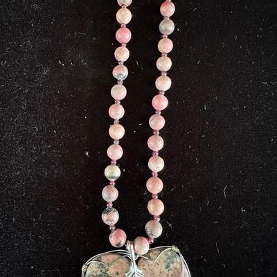 BEADED NECKLACE W/HEART SHAPED STONE