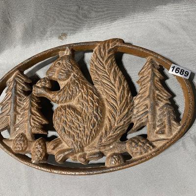 Squirrel trivet