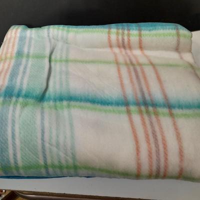 Nice blanket - appears near new! Very nice colors
