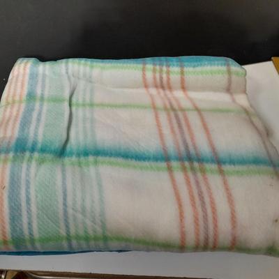 Nice blanket - appears near new! Very nice colors