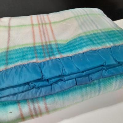 Nice blanket - appears near new! Very nice colors