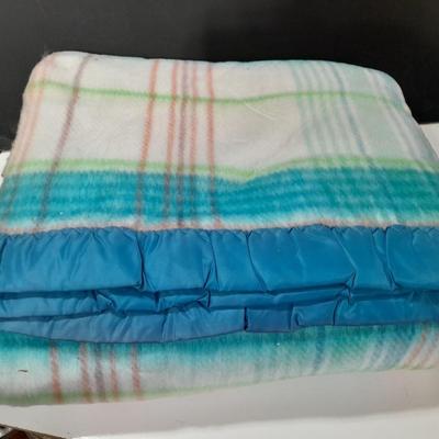 Nice blanket - appears near new! Very nice colors