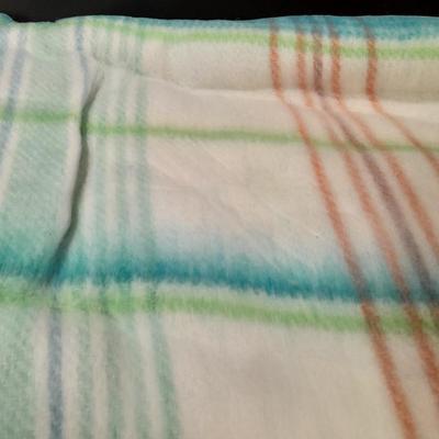 Nice blanket - appears near new! Very nice colors