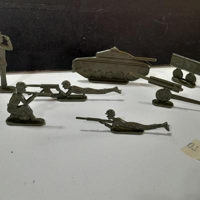 Vintage toy Army men - 100-piece toy soldier set in box