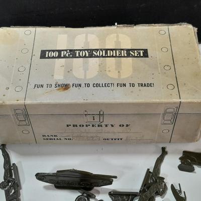 Vintage toy Army men - 100-piece toy soldier set in box