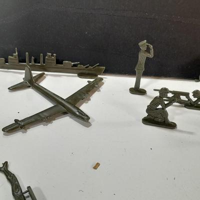 Vintage toy Army men - 100-piece toy soldier set in box