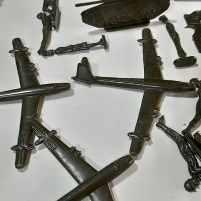 Vintage toy Army men - 100-piece toy soldier set in box
