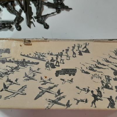 Vintage toy Army men - 100-piece toy soldier set in box