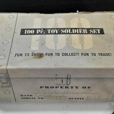 Vintage toy Army men - 100-piece toy soldier set in box