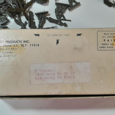 Vintage toy Army men - 100-piece toy soldier set in box