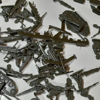 Vintage toy Army men - 100-piece toy soldier set in box