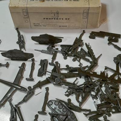 Vintage toy Army men - 100-piece toy soldier set in box