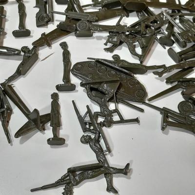 Vintage toy Army men - 100-piece toy soldier set in box
