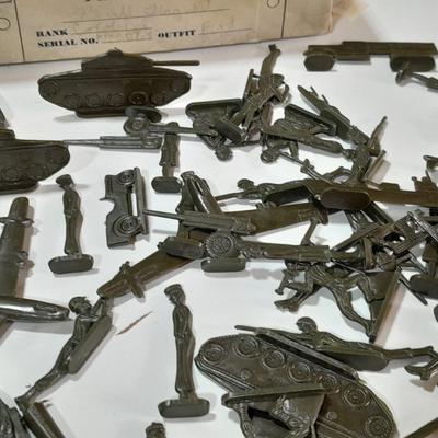 Vintage toy Army men - 100-piece toy soldier set in box