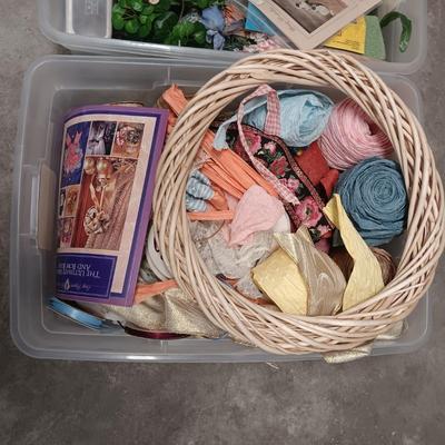 ARTS AND CRAFTS SUPPLIES