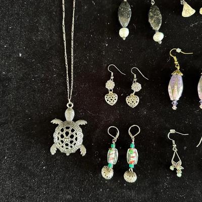ASSORTMENT OF EARRINGS