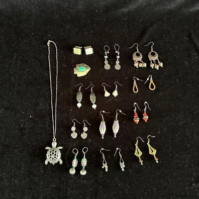 ASSORTMENT OF EARRINGS