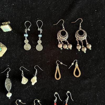 ASSORTMENT OF EARRINGS