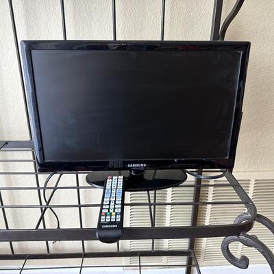AUDIOVOX CD PLAYER, SAMSUNG 19" TV W/REMOTE AND INSIGNIA DVD PLAYER