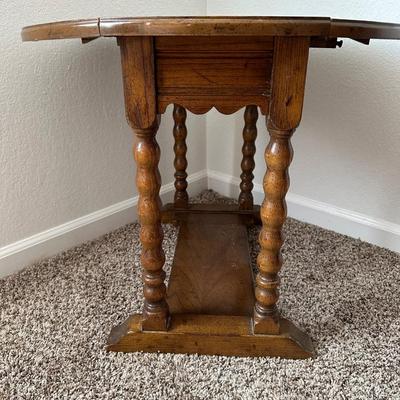 SIDE TABLE AND TABLE LAMP