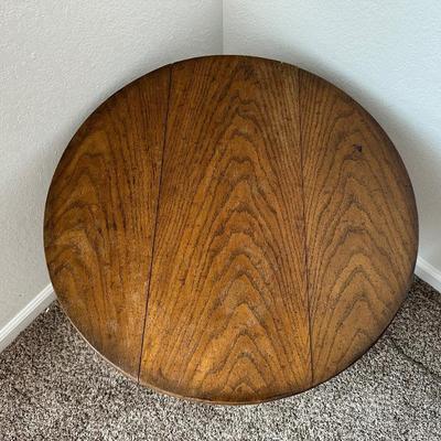 SIDE TABLE AND TABLE LAMP