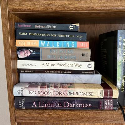 AN ASSORTMENT OF BOOKS (5)