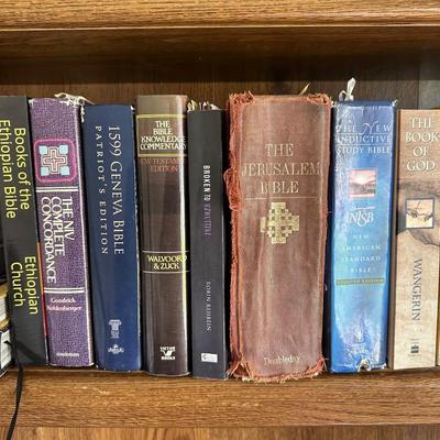 AN ASSORTMENT OF BOOKS (5)